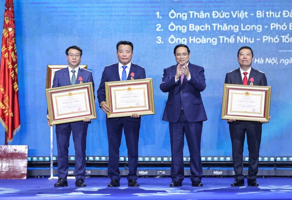 Thủ tướng trao Huân chương Lao động hạng Ba cho các cá nhân - Ảnh: VGP/Nhật Bắc