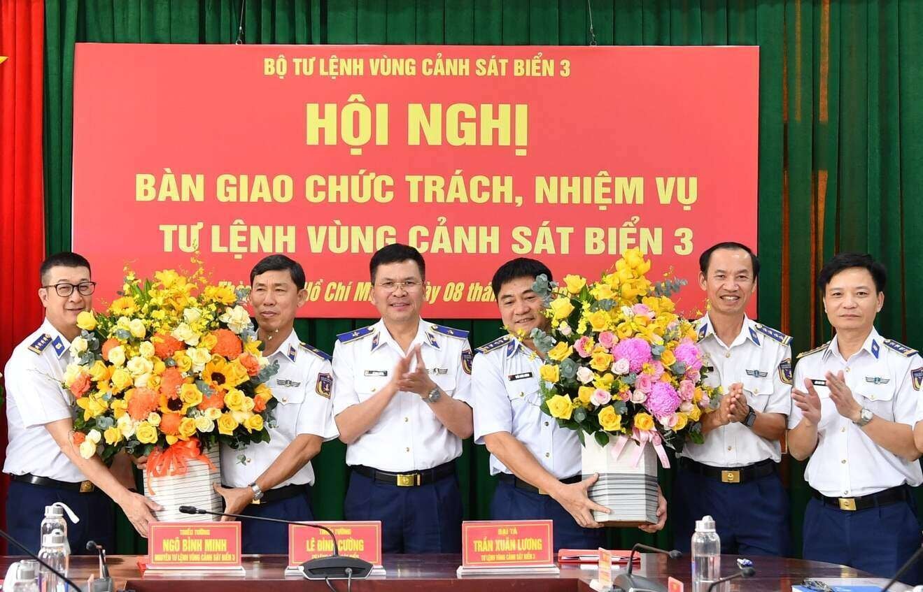 Đồng chí Tư lệnh Cảnh sát biển Việt Nam chúc mừng Thiếu tướng Ngô Bình Minh và Đại tá Trần Xuân Lương. Ảnh: 