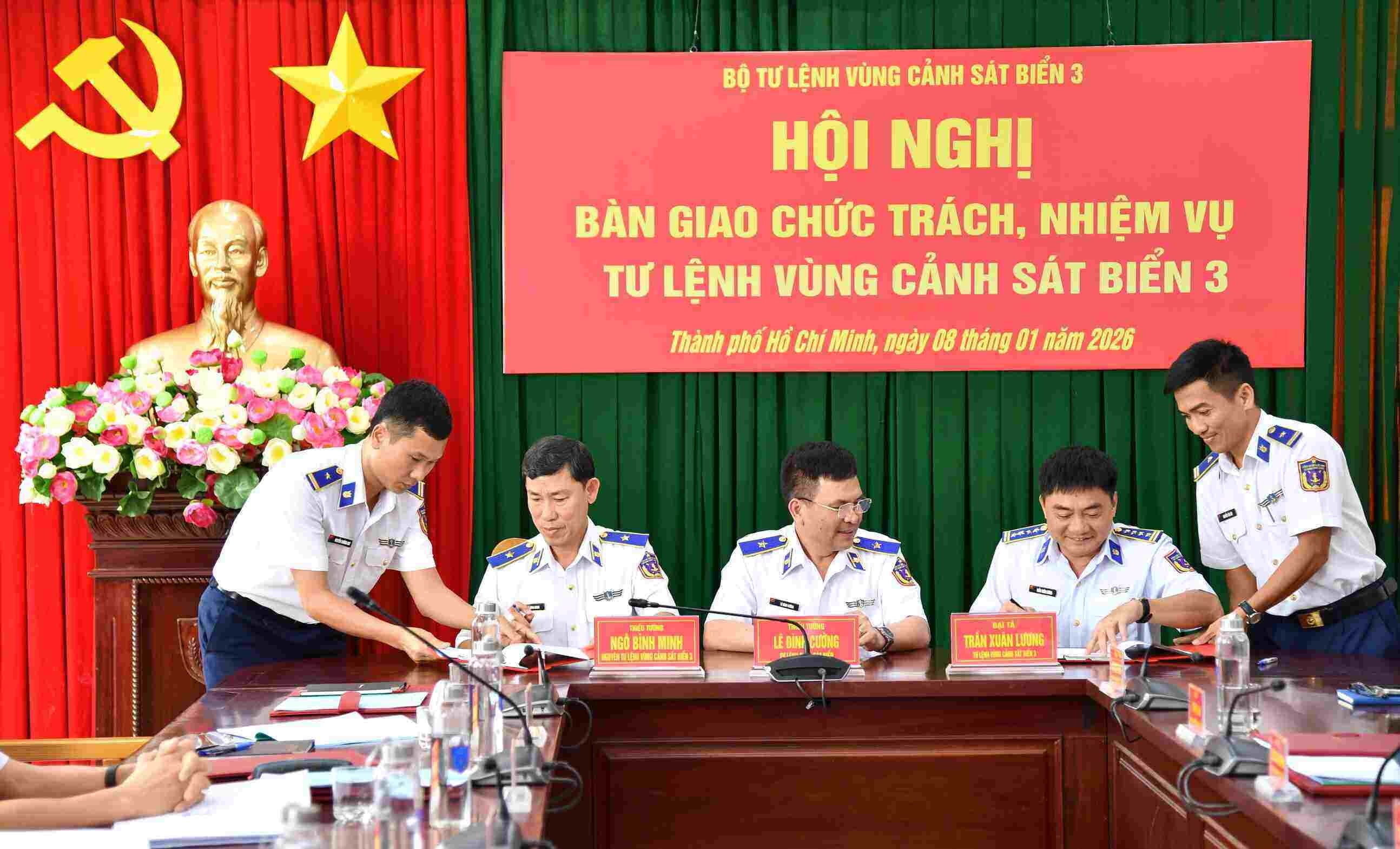 Thiếu tướng Ngô Bình Minh và Đại tá Trần Xuân Lương ký biên bản bàn giao. Ảnh: 