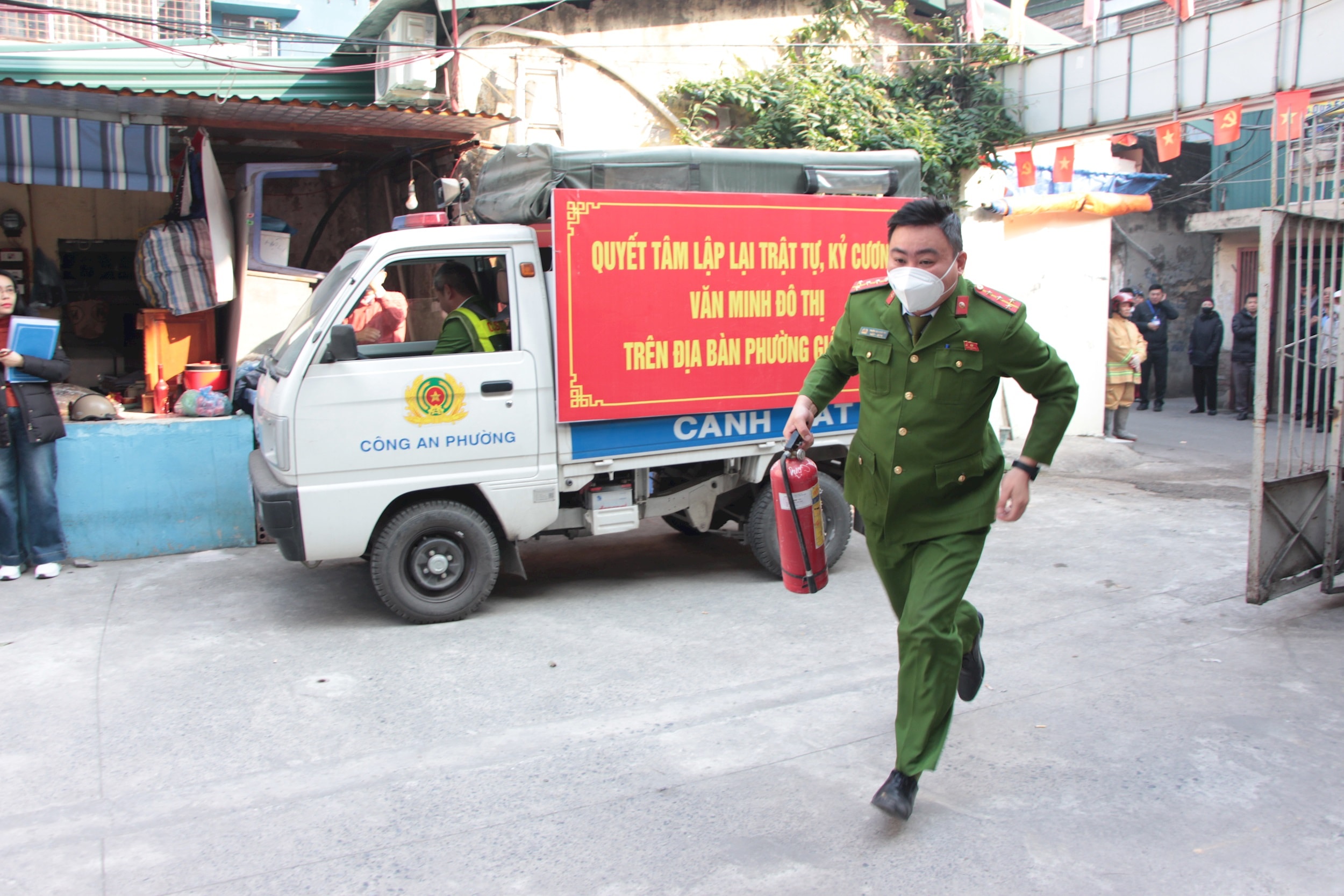 Công an phường Giảng Võ nhanh chóng đến hiện trường vụ cháy giả định. Ảnh: TT