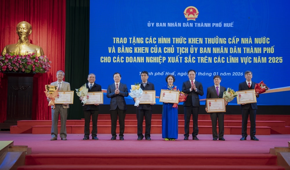 Lãnh đạo thành phố Huế trao tặng các hình thức khen thưởng cấp Nhà nước cho các cá nhân. Ảnh: Thành Huế