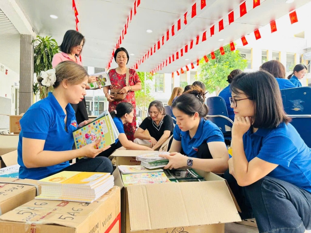 Cán bộ, đoàn viên thanh niên tham gia phân loại, chuẩn bị sách vở và đồ dùng học tập trong hoạt động thiện nguyện hướng về cộng đồng.