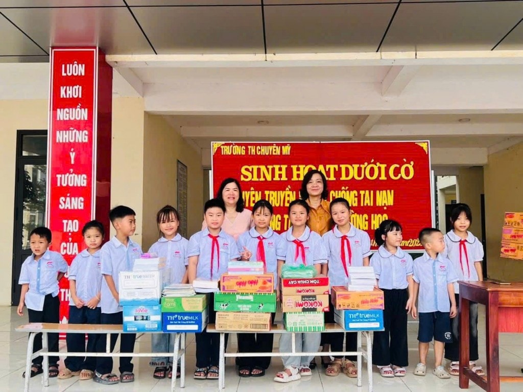 Đại diện nhà trường và học sinh nhận quà hỗ trợ từ các đơn vị, tổ chức đồng hành cùng chương trình an sinh xã hội.