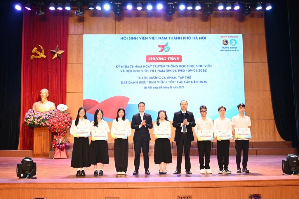 uyên dương hai nữ sinh tiêu biểu đạt danh hiệu “Sinh viên 5 tốt” cấp Thành phố năm học 2024–2025 tại chương trình kỷ niệm 76 năm Ngày truyền thống Học sinh – Sinh viên Việt Nam