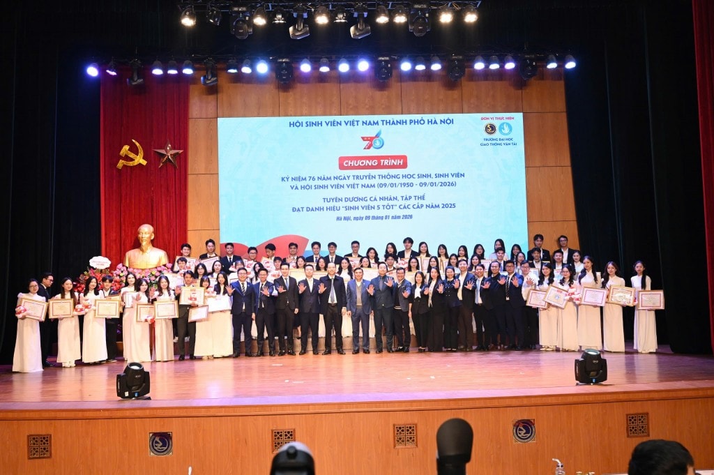 Đại biểu và sinh viên chụp ảnh lưu niệm tại chương trình Kỷ niệm 76 năm Ngày truyền thống Học sinh – Sinh viên và Hội Sinh viên Việt Nam, tổ chức tại Trường Đại học Giao thông vận tải.
