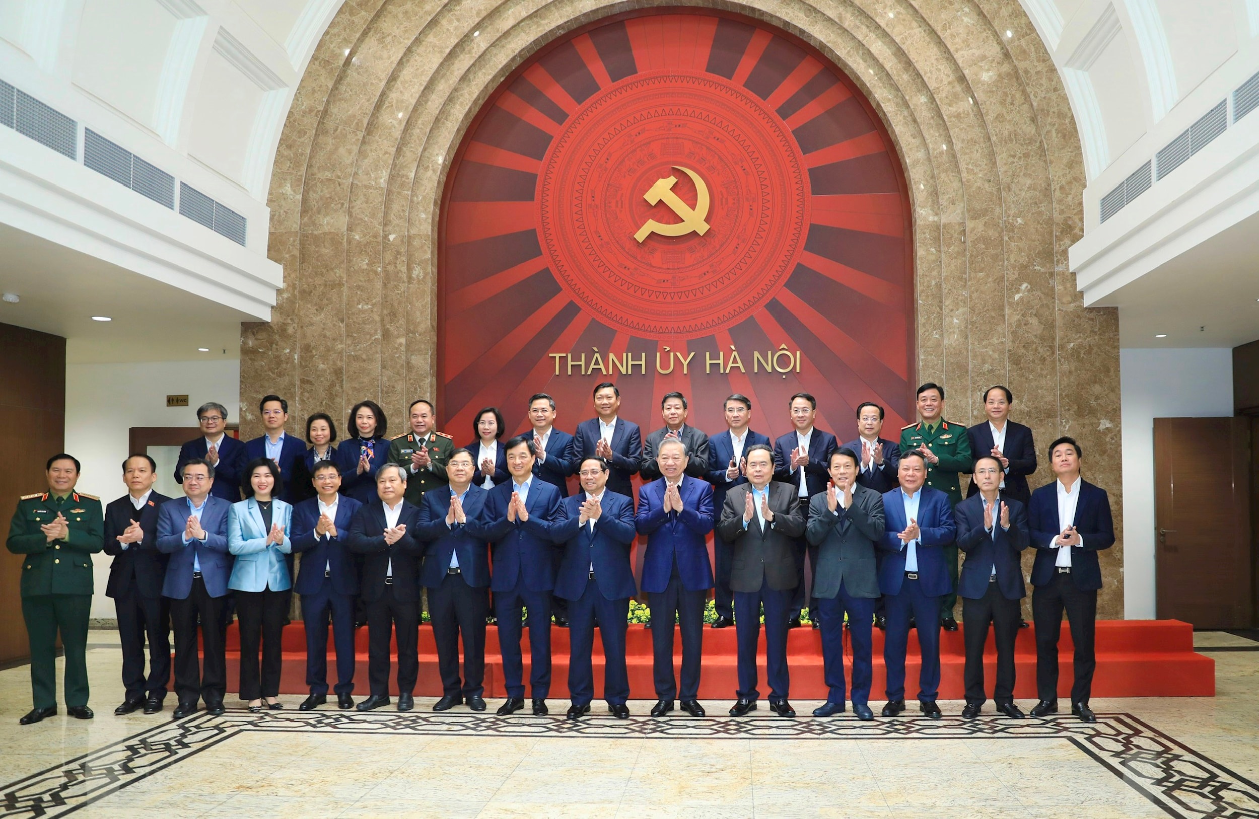 tong-bi-thu-to-lam-thu-tuong-chinh-phu-pham-minh-chinh-chu-tich-quoc-hoi-tran-thanh-man-cung-cac-dai-bieu-trung-uong-thanh-pho-ha-noi-tai-cuoc-lam-viec.-anh-quang-thai.jpg