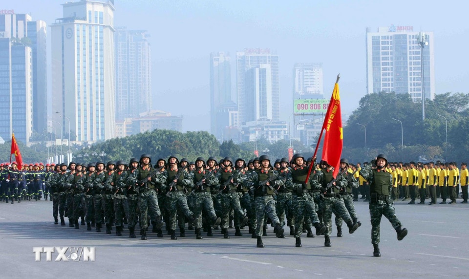 Khối nam sỹ quan đặc nhiệm thuộc Bộ Tư lệnh Cảnh vệ tham gia duyệt đội ngũ. (Ảnh: Phạm Kiên/TTXVN)