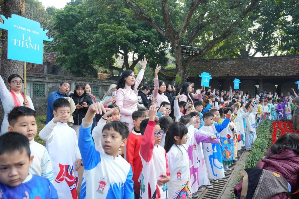 Không gian Hồ Văn rực rỡ sắc màu trong chương trình nghệ thuật “Đạo học”, với sự tham gia của học sinh, sinh viên và các nghệ sĩ trong trang phục truyền thống.