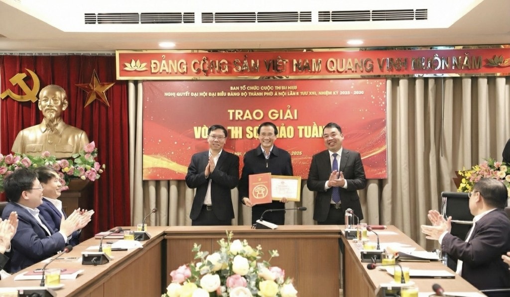 Ban Tổ chức Cuộc thi trao khen thưởng cho Đảng uỷ phường Cầu Giấy – đơn vị có số lượng người tham gia dự thi nhiều nhất tuần 1