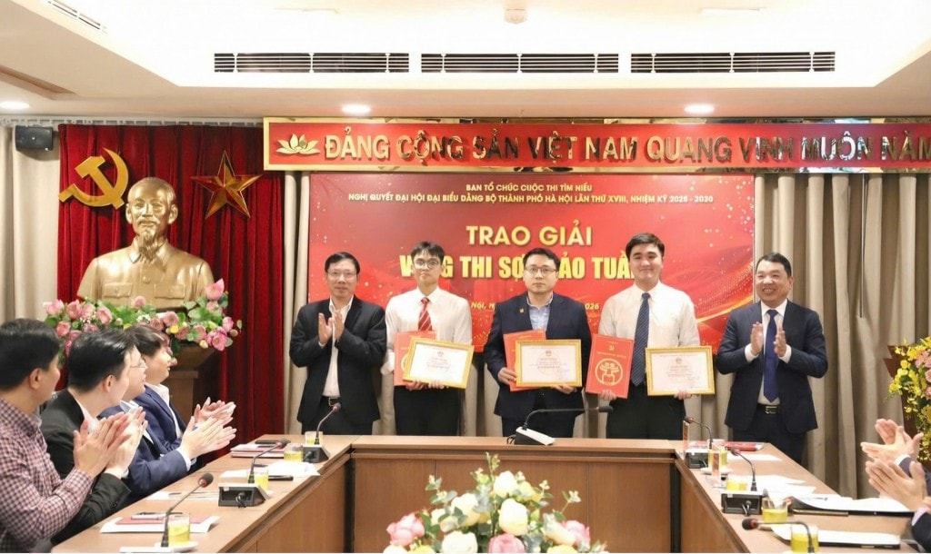 Ban Tổ chức Cuộc thi trao khen thưởng cho 3 thí sinh đạt giải tuần 1