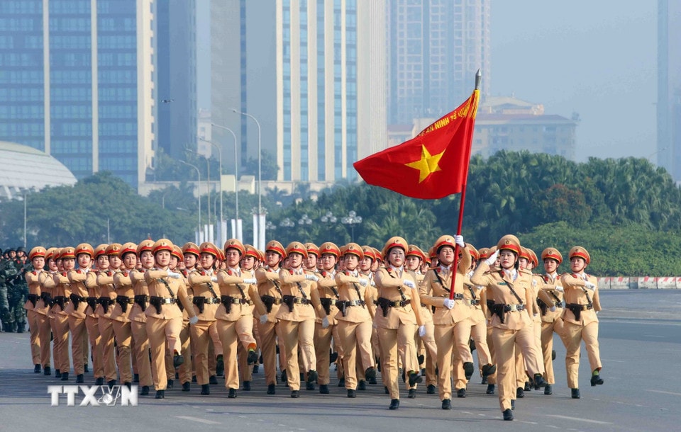 Khối nữ Cảnh sát giao thông tham gia duyệt đội ngũ tại buổi lễ. (Ảnh: Phạm Kiên/TTXVN)