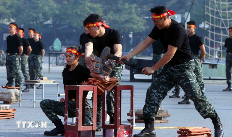 Nội dung khí công, công phá do cán bộ, chiến sỹ Cảnh sát đặc nhiệm số 1, Bộ Tư lệnh Cảnh sát cơ động thực hiện. (Ảnh: Phạm Kiên/TTXVN)