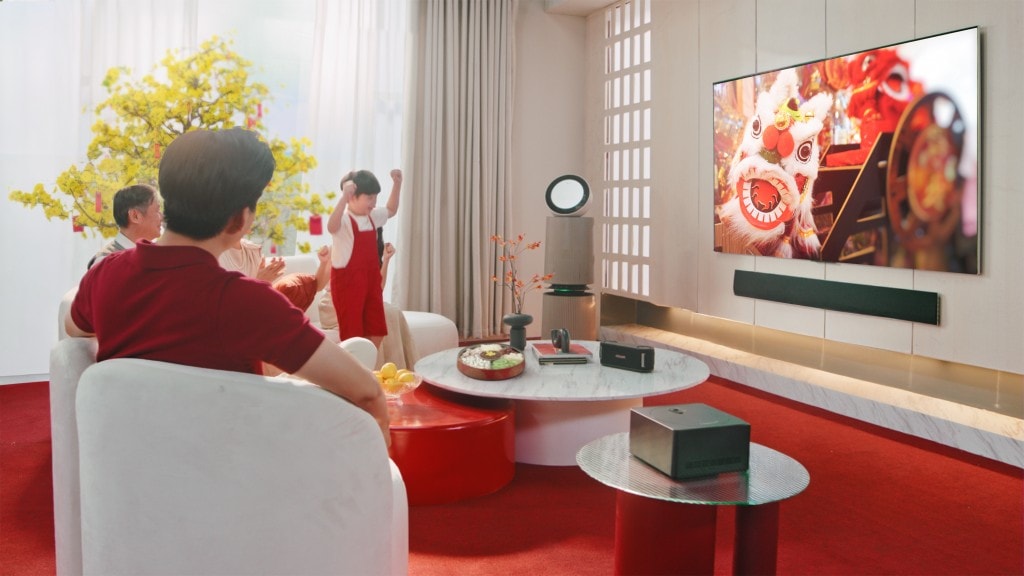 TV LG giúp cả gia đình có thể vừa xem, vừa trò chuyện và tận hưởng những khoảnh khắc quây quần một cách dễ chịu