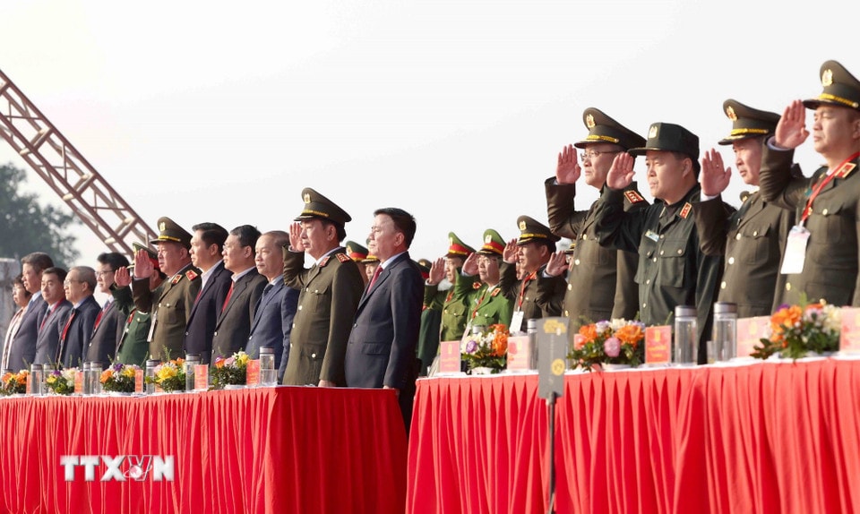 Đại biểu thực hiện nghi lễ chào cờ. (Ảnh: Phương Hoa/TTXVN)