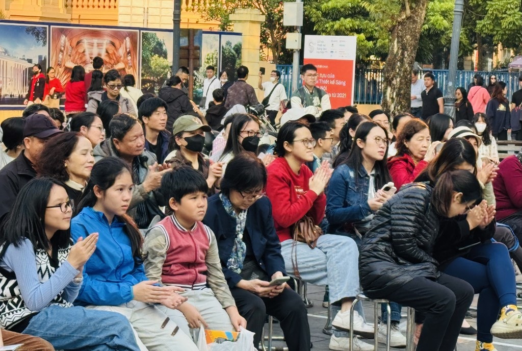 Khán giả vỗ tay cảm ơn các nghệ sĩ