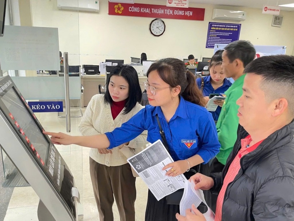 Đội hình trí thức trẻ tình nguyện hỗ trợ người dân, doanh nghiệp thực hiện dịch vụ công trực tuyến cấp tỉnh Đội hình trí thức trẻ tình nguyện hỗ trợ người dân, doanh nghiệp thực hiện dịch vụ công trực tuyến cấp tỉnh