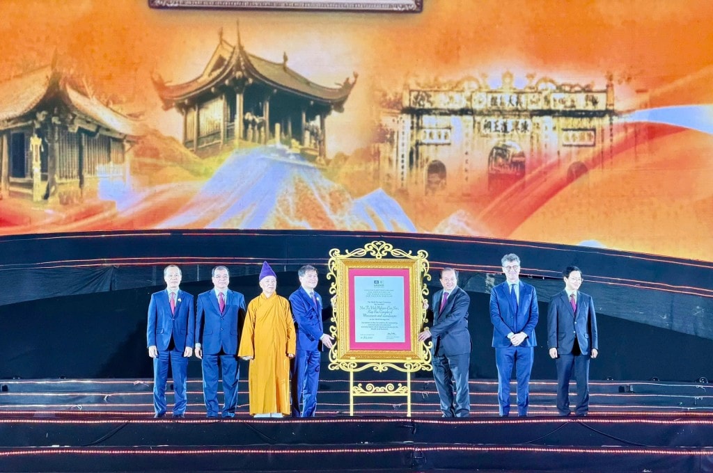 Trưởng Đại diện UNESCO tại Việt Nam Jonathan Baker trao Bằng công nhận Quần thể di tích và danh thắng Yên Tử - Vĩnh Nghiêm - Côn Sơn, Kiếp Bạc là Di sản văn hóa thế giới cho lãnh đạo Bộ Văn hóa, Thể thao và Du lịch và đại diện 3 địa phương Quảng Ninh, Bắc Ninh và Hải Phòng