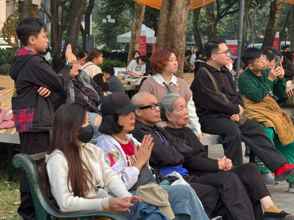 Cả gia đình cùng thưởng thức và lắc lư theo điệu nhạc