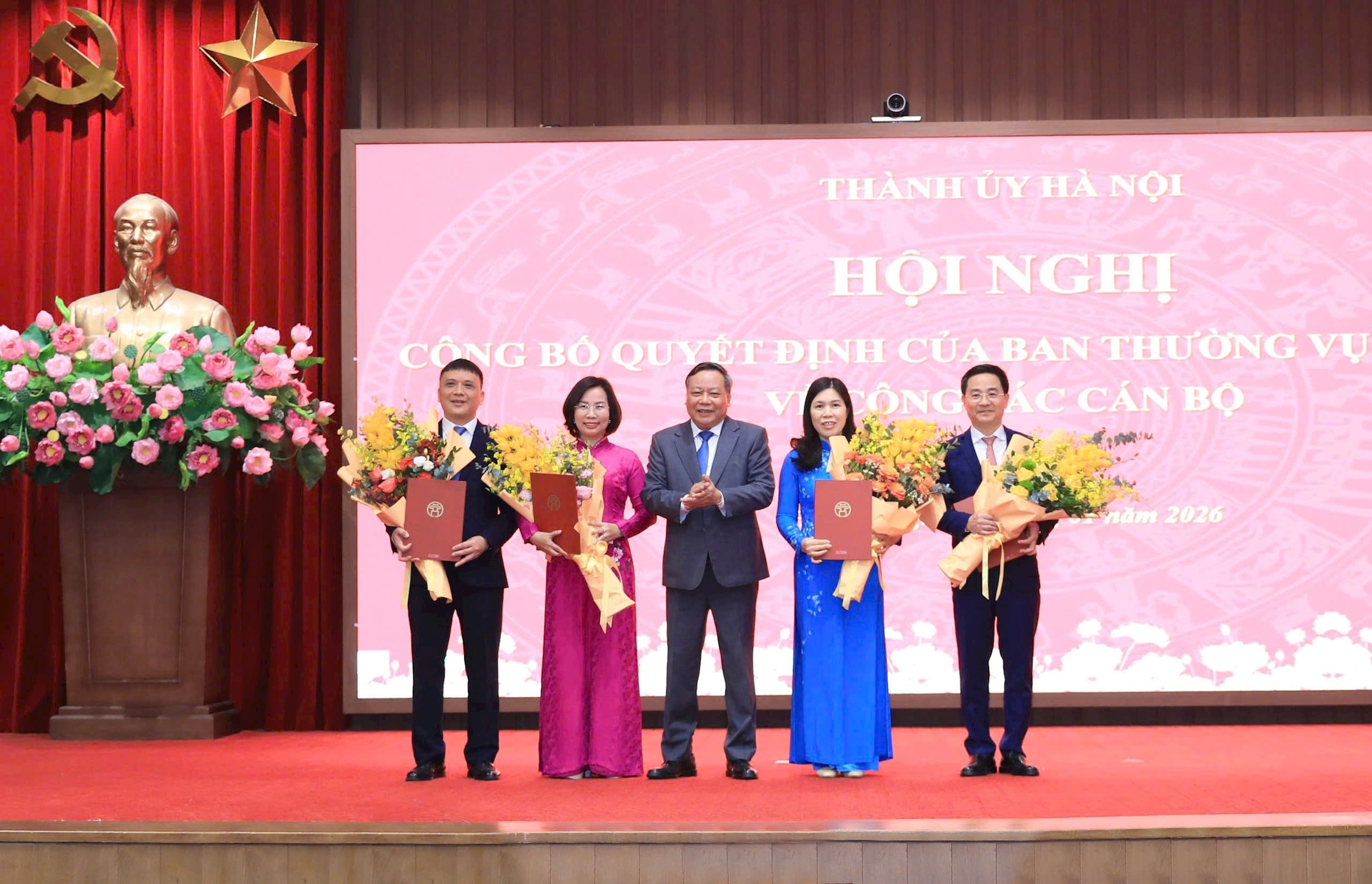 Phó Bí thư Thường trực Thành ủy Hà Nội Nguyễn Văn Phong trao Quyết định của Ban Thường vụ Thành ủy và tặng hoa chúc mừng các đồng chí Bùi Huyền Mai, Nguyễn Minh Long, Trần Thị Phương Hoa và Trần Anh Tuấn. Ảnh: Quang Thái