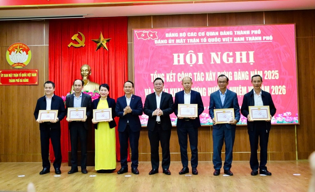 Phó Bí thư Thường trực Thành ủy Đà Nẵng Nguyễn Đình Vĩnh và Chủ tịch Ủy ban MTTQ Việt Nam TP Đà Nẵng Lê Trí Thanh khen thưởng 6 tổ chức đảng trực thuộc
