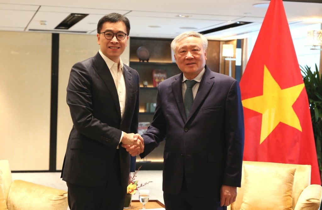 Phó Thủ tướng Thường trực Chính phủ Nguyễn Hòa Bình tiếp và làm việc với đoàn Ngân hàng Sygnum, do ông Gerald Goh làm Trưởng đoàn - Ảnh: VGP/Nguyễn Hoàng
