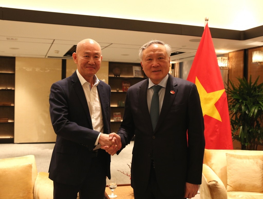 Phó Thủ tướng Thường trực Chính phủ Nguyễn Hòa Bình gặp ông Ernest Kan, nguyên cố vấn trưởng của Sở Giao dịch chứng khoán Singapore (SGX), Thành viên Hội đồng Hiệp hội kế toán Anh và xứ Wales (ICAEW) - Ảnh: VGP/Nguyễn Hoàng