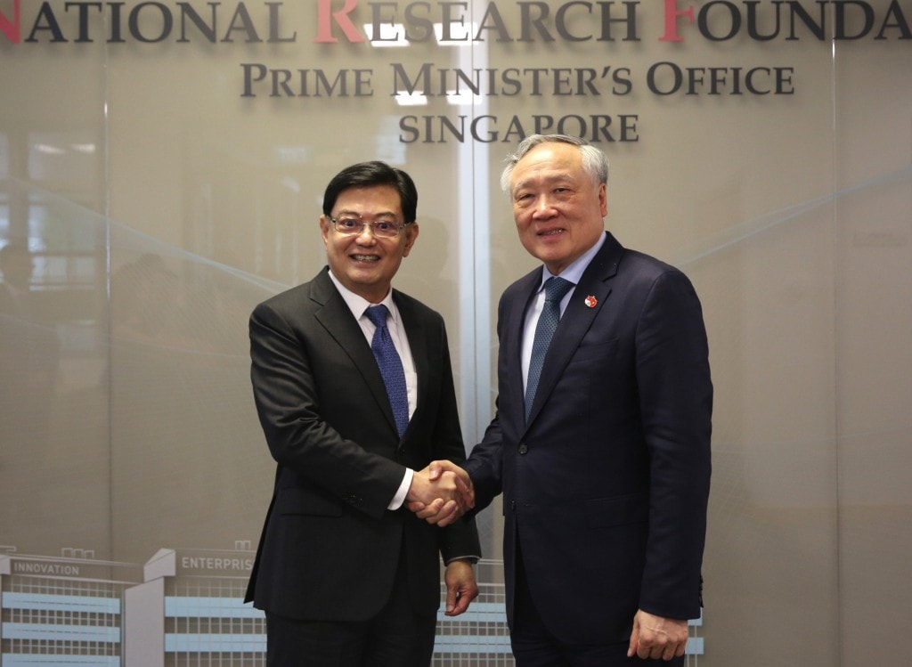 Phó Thủ tướng Thường trực Chính phủ Nguyễn Hòa Bình hội kiến ông Vương Thụy Kiệt, nguyên Phó Thủ tướng, nguyên Bộ trưởng Tài chính, nguyên Giám đốc điều hành Cơ quan Tiền tệ Singapore - Ảnh: VGP/Nguyễn Hoàng