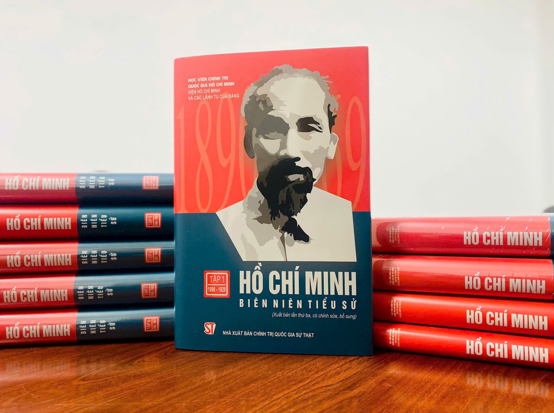 bo-sach-ho-chi-minh-bien-nien-tieu-su.jpg