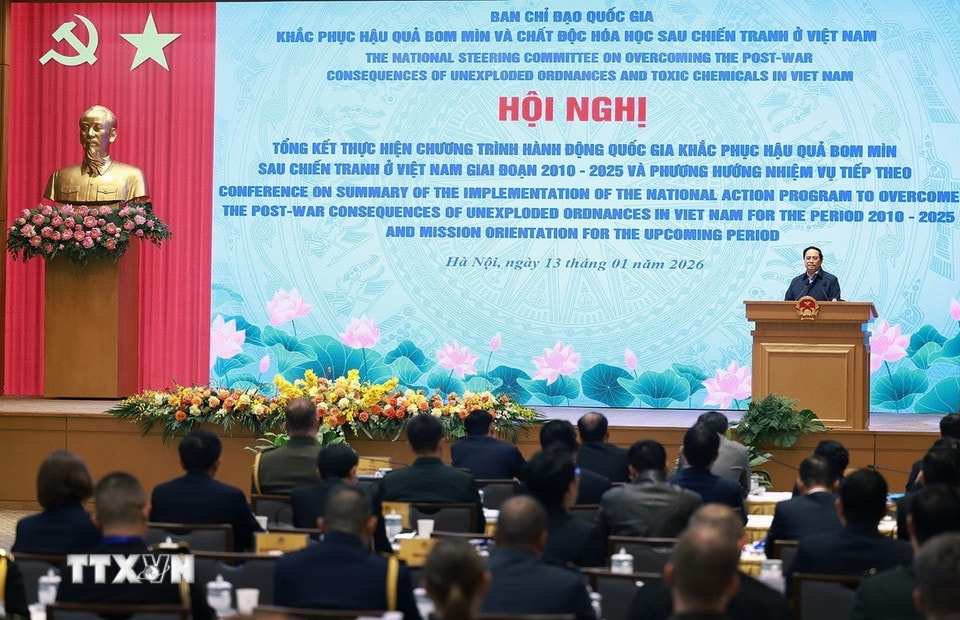 Thủ tướng Phạm Minh Chính phát biểu chỉ đạo Hội nghị tổng kết thực hiện Chương trình hành động quốc gia khắc phục hậu quả bom mìn sau chiến tranh ở Việt Nam. (Ảnh: Dương Giang/TTXVN)