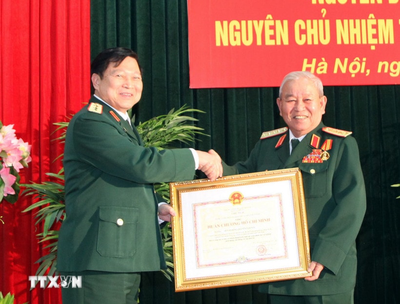 Đại tướng Lê Văn Dũng nhận Huân chương Hồ Chí Minh. (Ảnh: Đức Lúy/Thông tấn Quân sự phát)