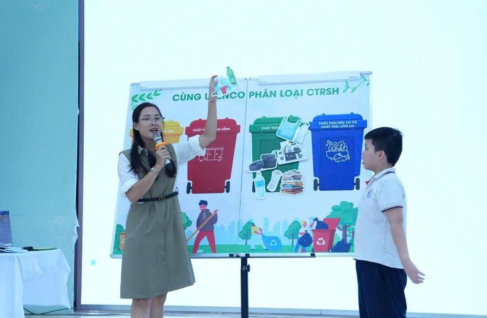 Die Hanoi Urban Environment One-Member Limited Liability Company (Ein-Personen-Gesellschaft mit beschränkter Haftung) zeigt Schülern der Hoang Dieu Phuong Ngoc Ha Grundschule, wie man Hausmüll direkt an der Quelle trennt. – anh-ngoc-hiep.jpg
