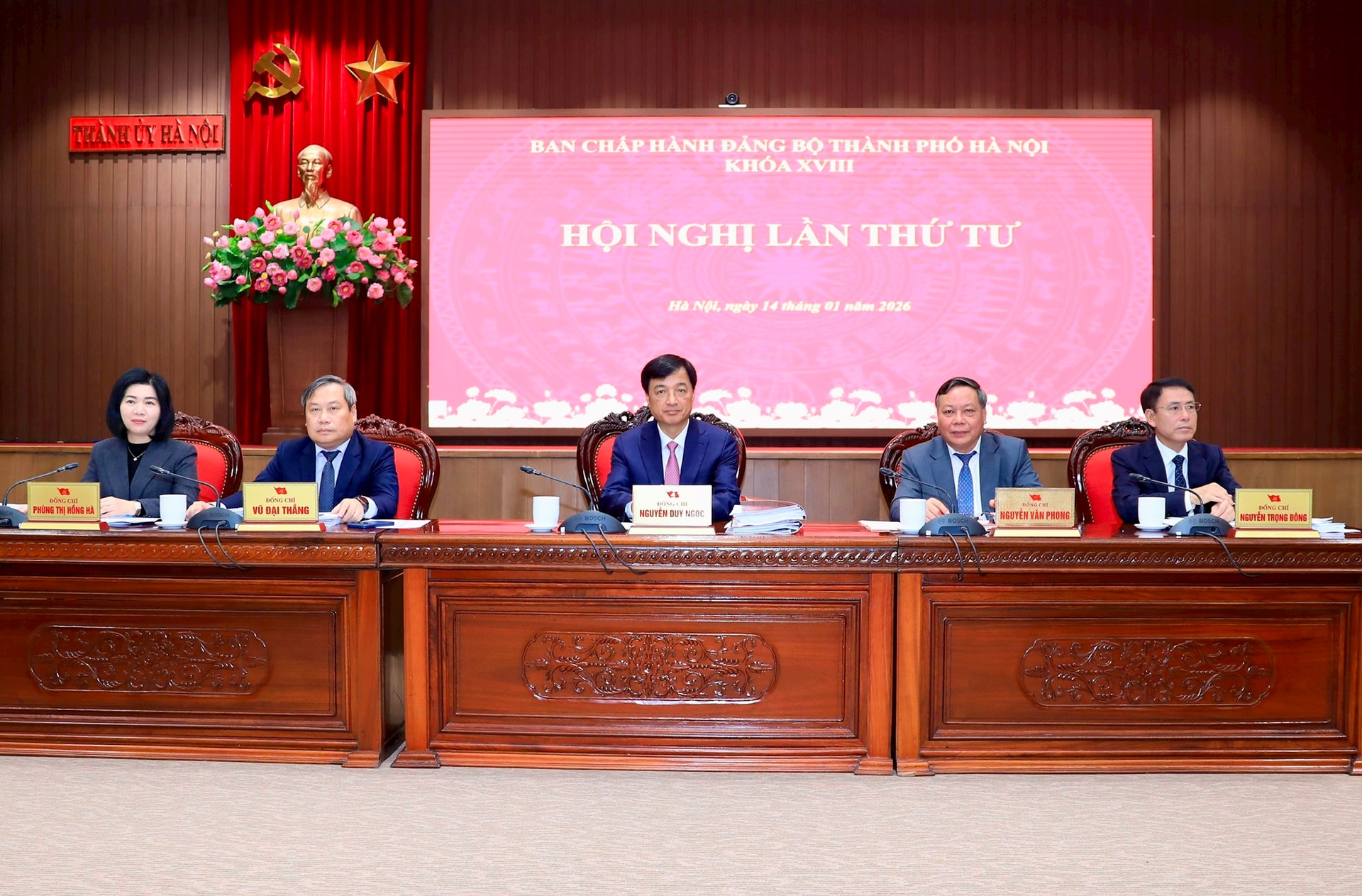 Các đồng chí chủ trì Hội nghị lần thứ tư Ban Chấp hành Đảng bộ thành phố Hà Nội sáng 14-1. Ảnh: Quang Th