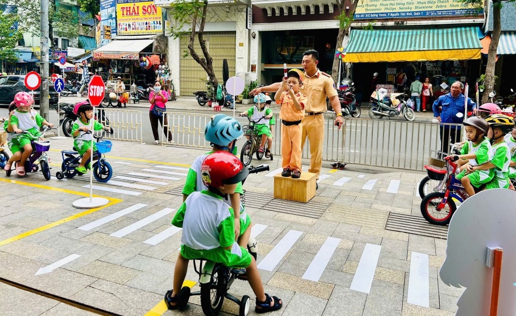 Các em học sinh tham gia thực hành thông qua mô hình giao thông thực tế (ảnh: CSGT Bến Thành)