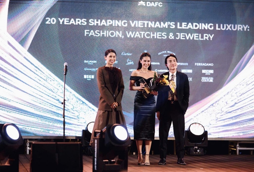 CEO Tiên Nguyễn nhận giải trên sân khấu LUXUO Asia Awards 2025