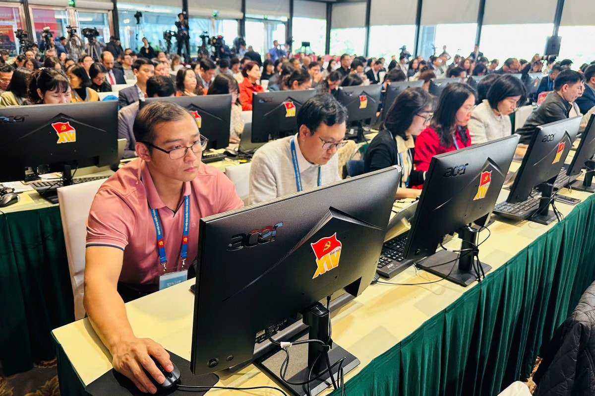 Phóng viên trong nước và quốc tế tham dự Họp báo.