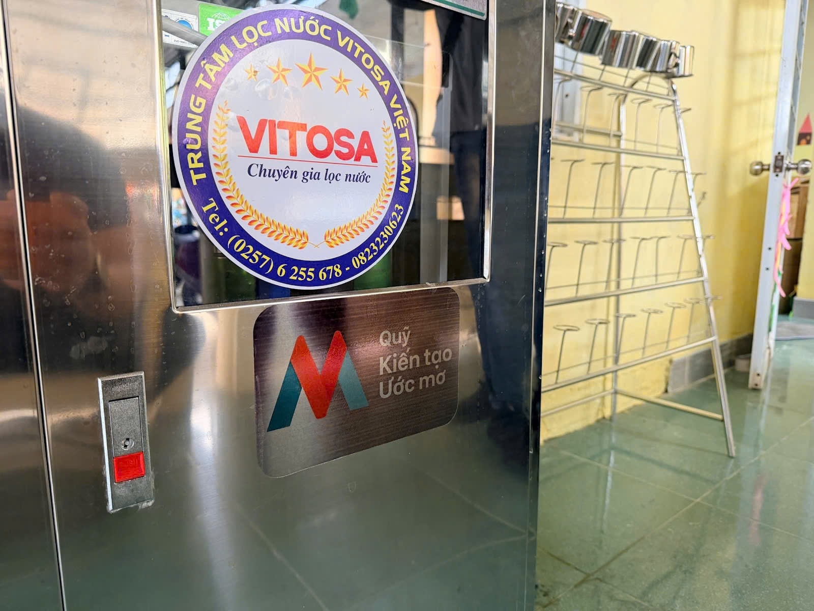 Quỹ lắp đặt hệ thống lọc nước đầu nguồn và máy lọc nước uống trực tiếp tại vòi cho cô trò tại điểm trường. Ảnh: VNG