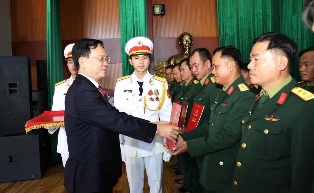 Chủ tịch UBND tỉnh Lâm Đồng Hồ Văn Mười, trao quyết định cho sĩ quan, quân nhân được điều động (Ảnh: CTV)