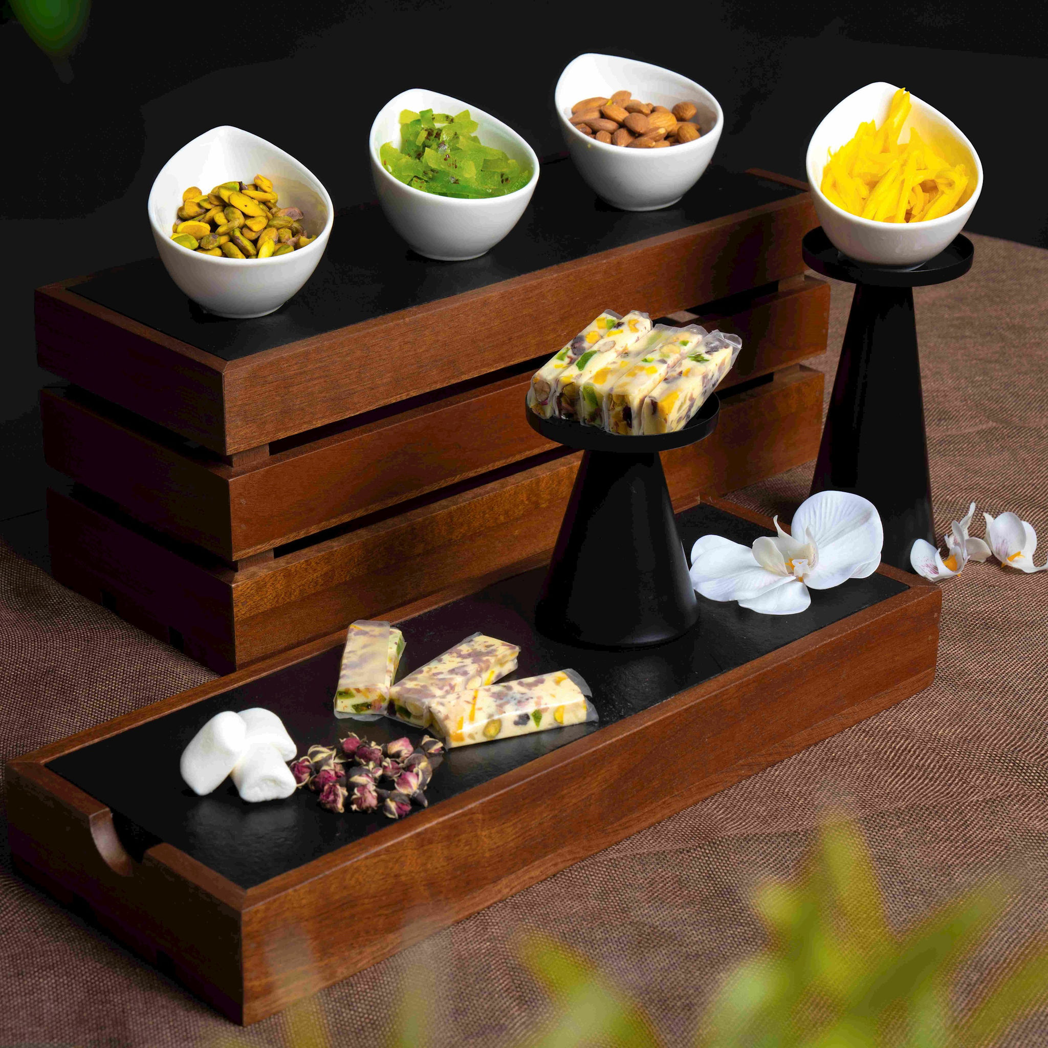 nhung-thuc-qua-que-dan-da-ket-hop-phong-cach-hien-dai-duoc-tai-hien-trong-bo-san-pham-banh-tet-muong-thanh.jpg