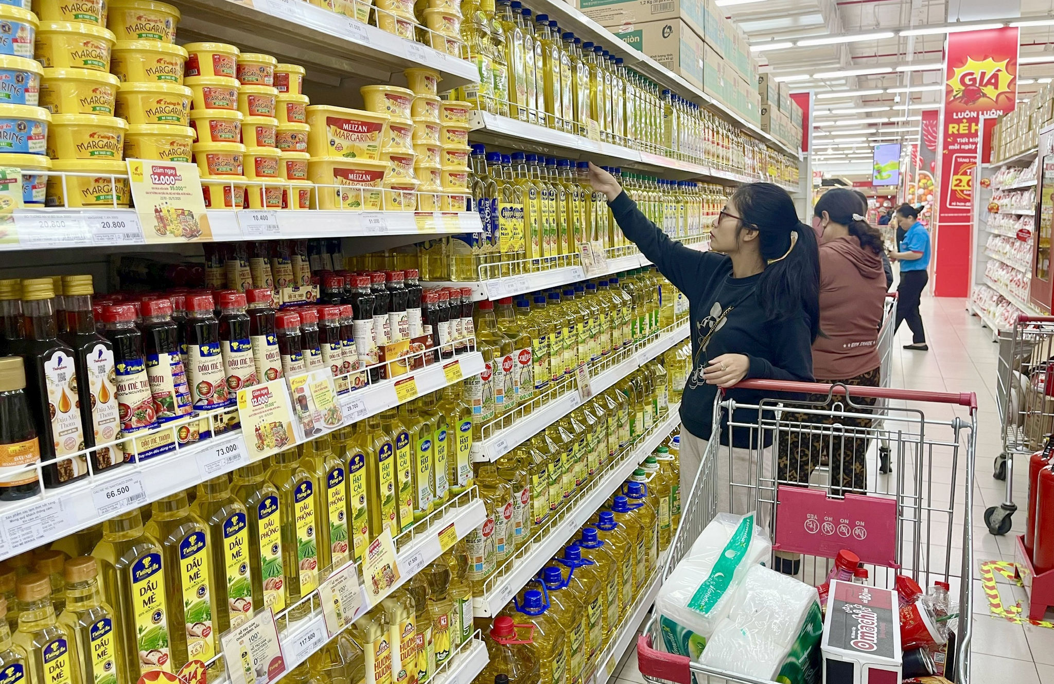 nguoi-tieu-dung-chon-mua-hang-tai-trung-tam-thuong-mai-tasco-mall-phuong-viet-hung-.-anh-nguyen-quang.jpg
