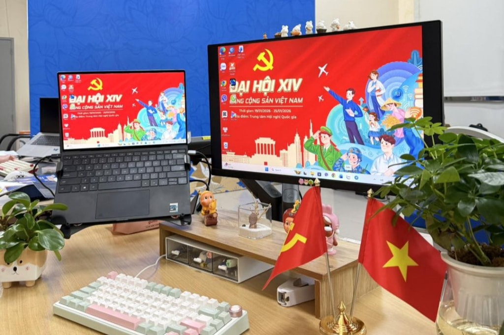 Một góc làm việc của người trẻ, rực rỡ sắc đỏ