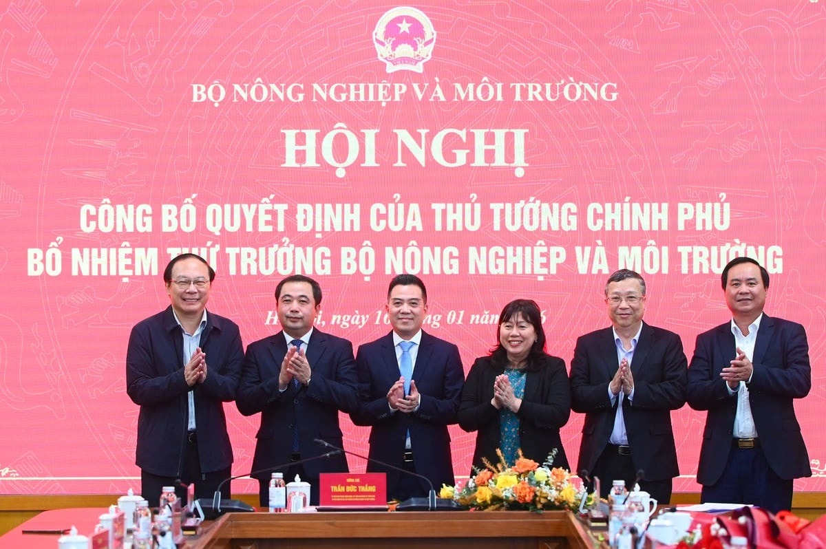 Lãnh đạo Bộ Nông nghiệp và Môi trường chúc mừng Thứ trưởng Đặng Ngọc Điệp.