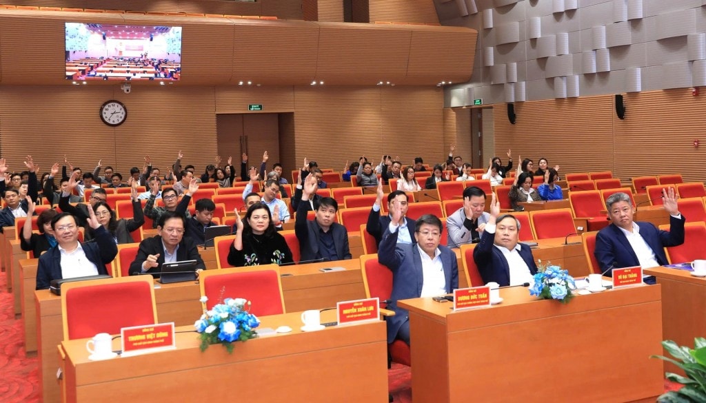 Các đồng chí: Vũ Đại Thắng, Dương Đức Tuấn, Nguyễn Mạnh Quyền được giới thiệu ứng cử đại biểu HĐND thành phố. Ảnh: Đình Hiệp