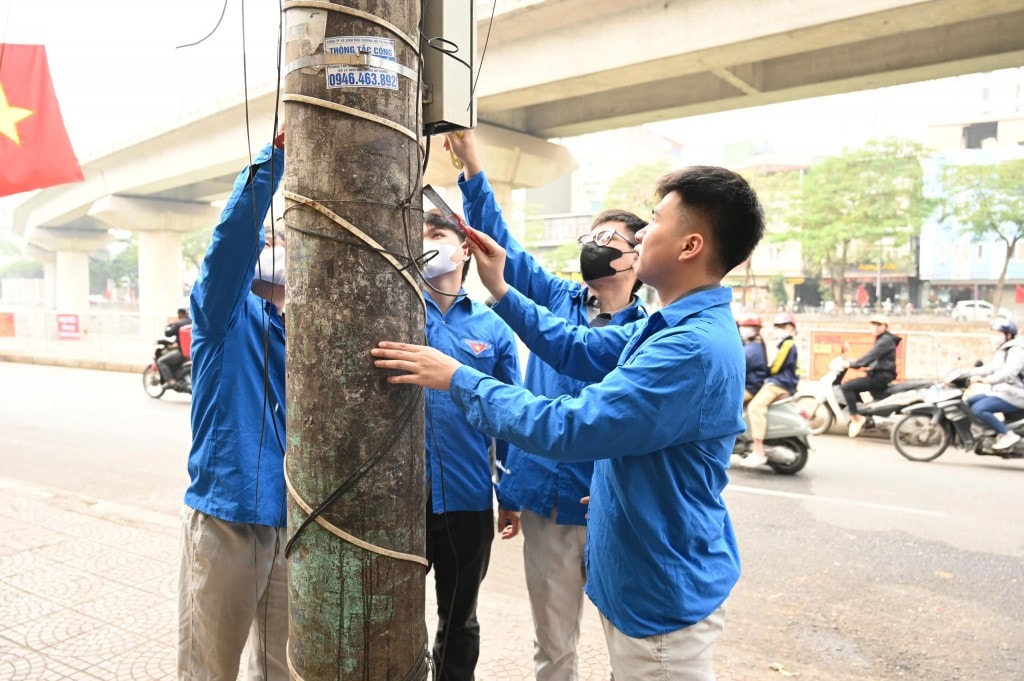 Đoàn viên thanh niên phường Đống Đa tham gia bóc gỡ rao vặt, làm sạch cột điện, tủ kỹ thuật trên các tuyến phố, góp phần chỉnh trang đô thị trước thềm Tết Nguyên đán. Đoàn viên thanh niên phường Đống Đa tham gia bóc gỡ rao vặt, làm sạch cột điện, tủ kỹ thuật trên các tuyến phố, góp phần chỉnh trang đô thị trước thềm Tết Nguyên đán.