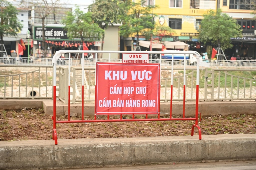 Sau khi di dời chợ cóc Cầu Mới – mô hình chợ cóc điển hình, phường Đống Đa lắp đặt rào chắn và biển báo “Khu vực cấm họp chợ, cấm bán hàng rong” nhằm duy trì trật tự đô thị, bảo đảm an toàn giao thông lâu dài. Sau khi di dời chợ cóc Cầu Mới – mô hình chợ cóc điển hình, phường Đống Đa lắp đặt rào chắn và biển báo “Khu vực cấm họp chợ, cấm bán hàng rong” nhằm duy trì trật tự đô thị, bảo đảm an toàn giao thông lâu dài.