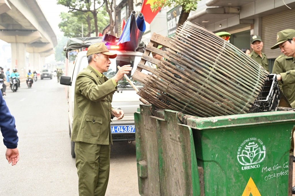 Các vật dụng, kết cấu vi phạm sau khi tháo dỡ được thu gom, vận chuyển, trả lại không gian thông thoáng cho lòng đường, vỉa hè, góp phần giữ gìn mỹ quan đô thị trước thềm Tết Nguyên đán. Các vật dụng, kết cấu vi phạm sau khi tháo dỡ được thu gom, vận chuyển, trả lại không gian thông thoáng cho lòng đường, vỉa hè, góp phần giữ gìn mỹ quan đô thị trước thềm Tết Nguyên đán.