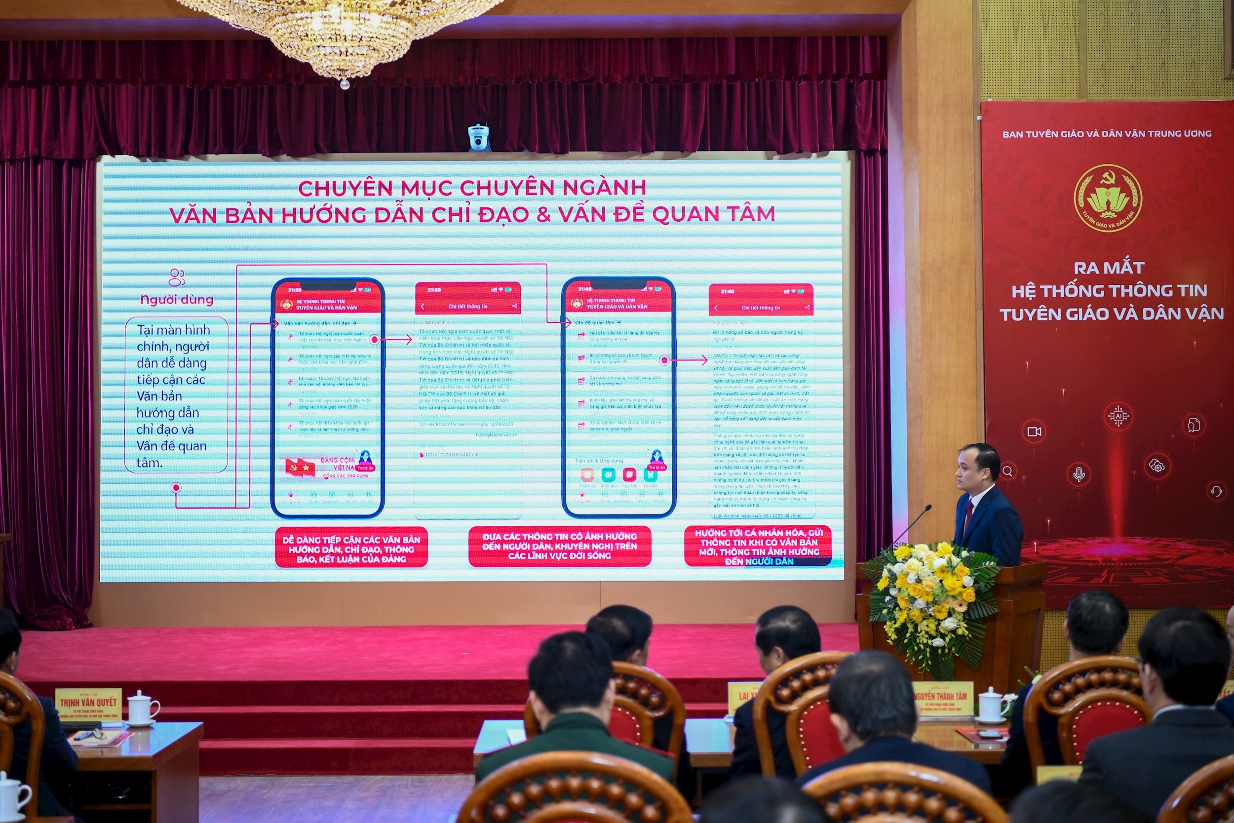 Đại diện lãnh đạo Ban Tuyên giáo và Dân vận Trung ương giới thiệu về ứng dụng Tuyên giáo - Dân vận. Ảnh: Như Ý