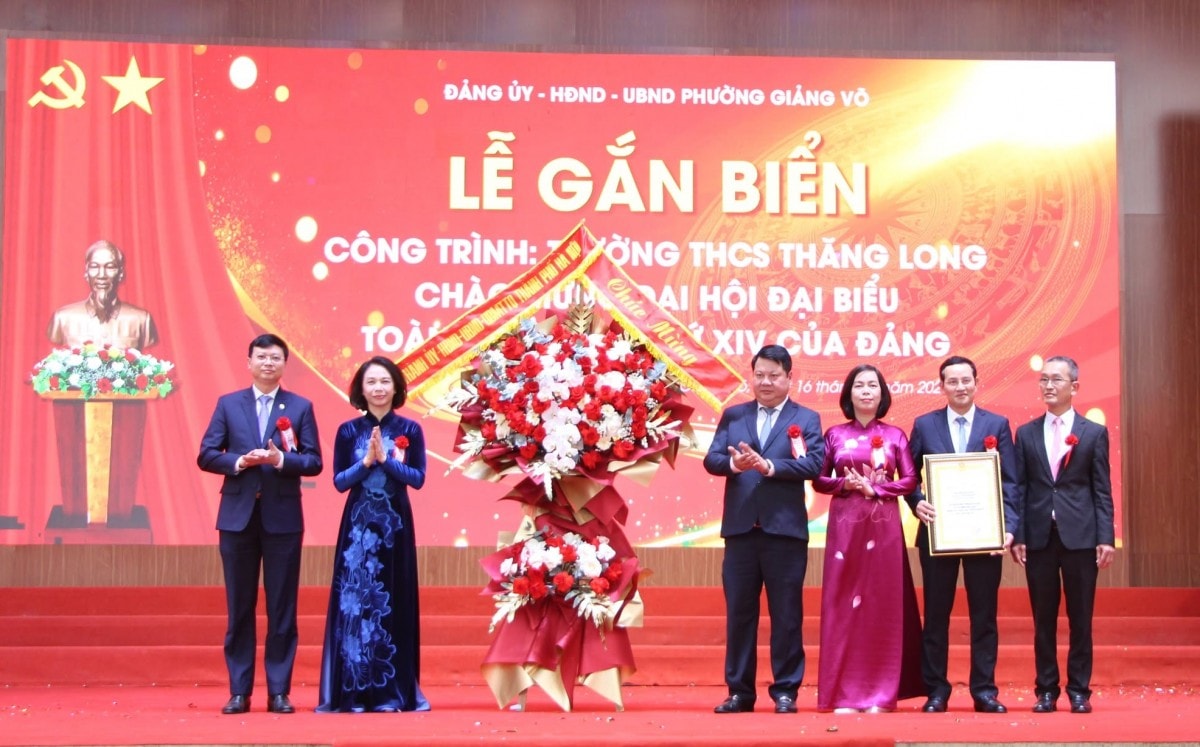 Phó Chủ tịch UBND TP Hà Nội Vũ Thu Hà; Giám đốc Sở GD&ĐT Hà Nội Nguyễn Văn Hiền tặng hoa chúc mừng lãnh đạo phường Giảng Võ, đại diện Ban Giám hiệu Trường THCS Thăng Long.