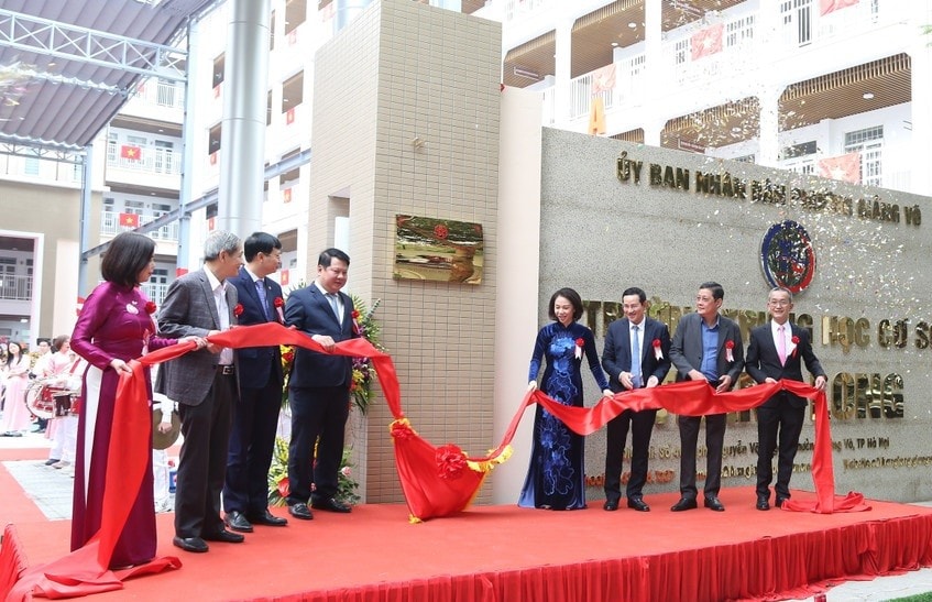 Các đại biểu thực hiện nghi thức gắn biển công trình