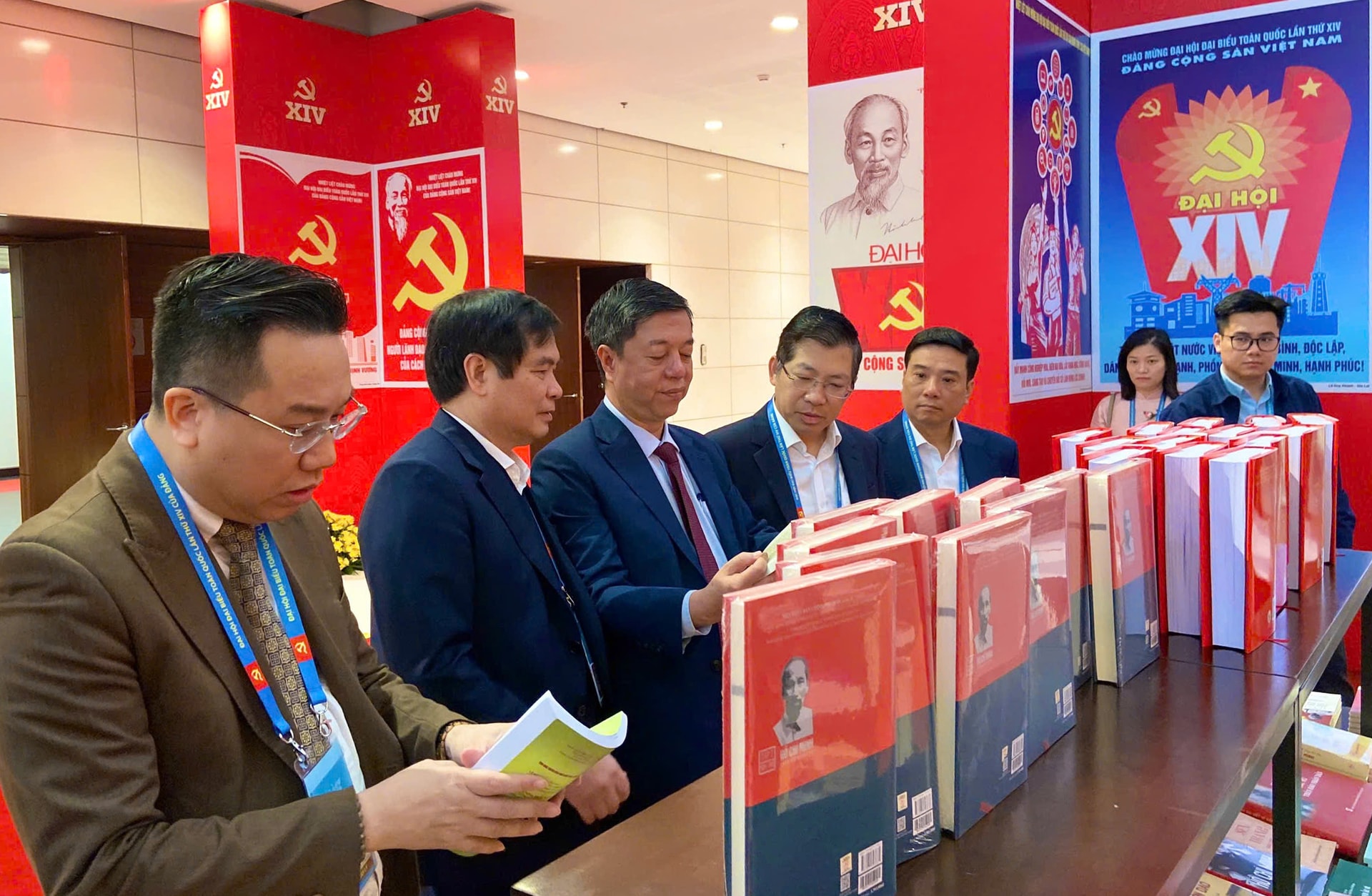 nhieu-bo-sach-gia-tri-cua-nha-xuat-ban-chinh-tri-quoc-gia-su-that-duoc-xuat-ban-va-gioi-thieu-chao-mung-dai-hoi-dai-bieu-toan-quoc-lan-thu-xiv-cua-dang..jpg
