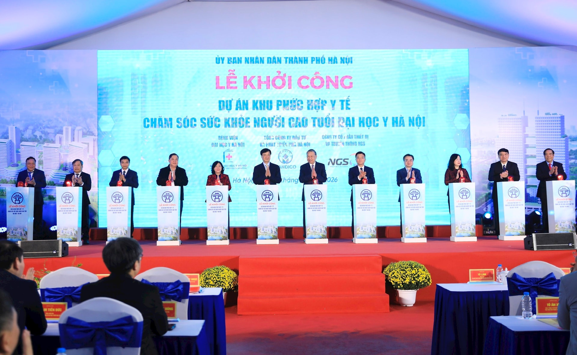 Các đồng chí đại biểu Trung ương và Hà Nội thực hiện nghi thức khởi công Dự án Khu phức hợp Y tế - Chăm sóc sức khỏe người cao tuổi Đại học Y Hà Nội. Ảnh: Thành Thái